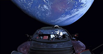 Tesla Roadster là chiếc xe đi xa nhất trong lịch sử sau khi được phóng vào vũ trụ 1 năm trước