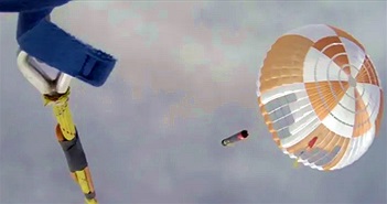 “Vở ba lê siêu thanh”: Trực thăng bắt thành công tên lửa đang rơi trở lại Trái Đất