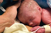 Em bé đầu tiên sinh ra từ tử cung cấy ghép