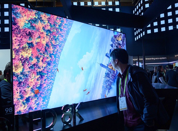 Cận cảnh TV 8K màn hình lớn nhất thế giới 98 inch của Samsung