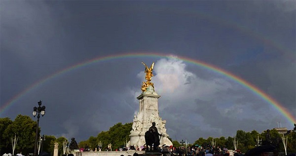Cầu vồng đôi xuất hiện bên ngoài Điện Buckingham khi Nữ hoàng Anh băng hà