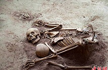 Bộ xương mẹ che chắn cho con trong trận động đất cách đây 4.000 năm.