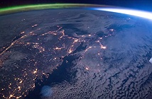 Video quay cảnh cực quang và mặt trời mọc cùng lúc từ trạm ISS