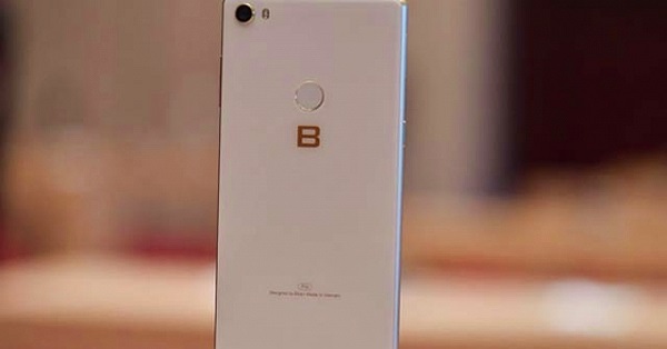 Bphone 3 Pro có đủ sức để "cân" các smartphone đình đám trên thị trường?