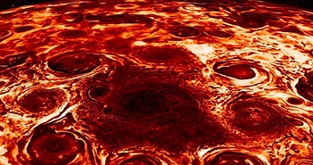 Xếp thành hình dạng kỳ lạ, những cơn lốc xoáy khổng lồ trên Sao Thổ khiến giới khoa học sửng sốt
