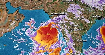 Hàng triệu người Ấn Độ đối mặt với cơn bão lớn nhất trong hàng thập kỷ