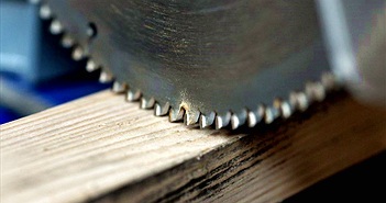 Tự cưa tay để đòi bồi thường 10 tỷ Tự cưa tay để đòi bồi thường 10 tỷ