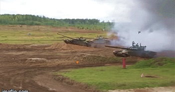 Cực sướng mắt xem xe tăng T-72B3M vừa "bay" vừa nã pháo trên không