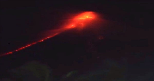 Núi lửa hoạt động mạnh nhất Philippines bắt đầu phun trào