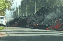 Cảnh time-lapse dung nham núi lửa nuốt chửng một chiếc xe tại Hawaii