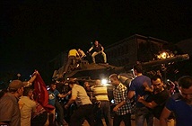 Soi loạt xe tăng dùng trong đảo chính ở Thổ Nhĩ Kỳ