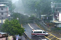 Bão Mangkhut đã đổ bộ Hong Kong với từng cột sóng cao đến 14m