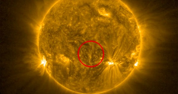 Ghi lại được cảnh 'rắn' plasma 'trườn' trên bề mặt Mặt Trời với tốc độ 612.000 km/h