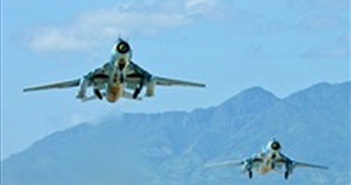 F/A-18 được “chăm sóc” kỹ như thế nào trước khi cất cánh?