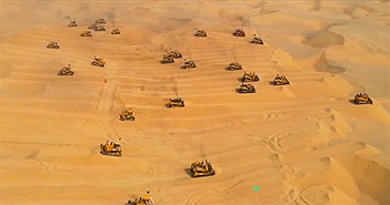 Xem cách Trung Quốc xây xa lộ hơn 150km xuyên sa mạc bất chấp bão cát
