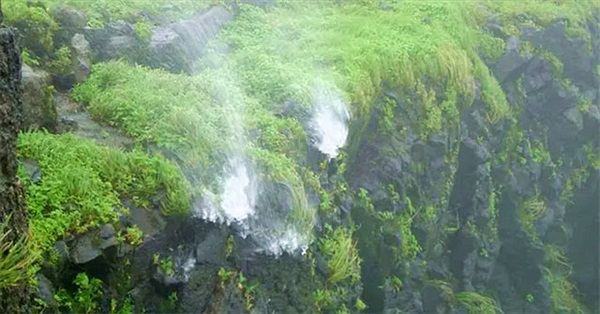 Thác nước cao 600m với dòng chảy bay ngược khi gió mùa về khiến du khách thích thú