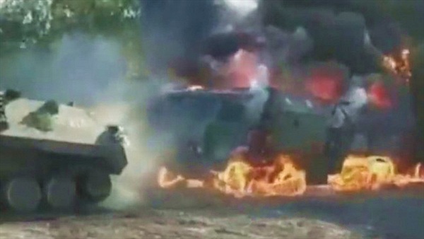 Hãi hùng xe tải quân sự KAMAZ của Nga chìm trong "biển lửa"