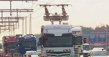 Video: Xe vừa chạy vận tốc 90km/h vừa được sạc điện trên đường Video: Xe vừa chạy vận tốc 90km/h vừa được sạc điện trên đường