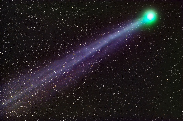 Lý do sao chổi phát sáng màu xanh lục