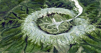Kỳ lạ "ngọn núi kho báu" 1 tỷ năm tuổi chứa đầy vàng, bạch kim và đá quý ở Nga