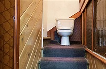 Căn nhà kỳ quặc đặt nhà vệ sinh giữa cầu thang nổi tiếng khắp mạng xã hội