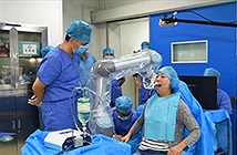 Robot thay nha sĩ phẫu thuật cấy ghép răng thành công tại Trung Quốc