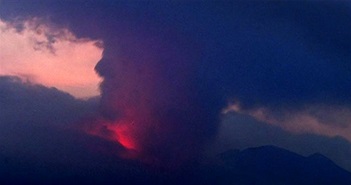 Núi lửa phun trào, Nhật Bản phát cảnh báo cấp cao nhất