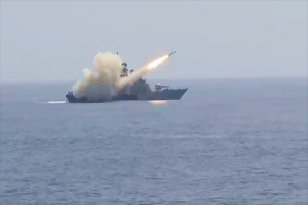 Chiến hạm Ấn Độ phóng tên lửa Kh-35 Uran diệt mục tiêu trên biển