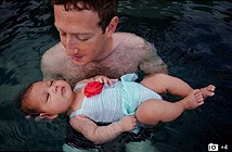 Bức ảnh CEO Facebok dạy con tập bơi gây sốt trên mạng