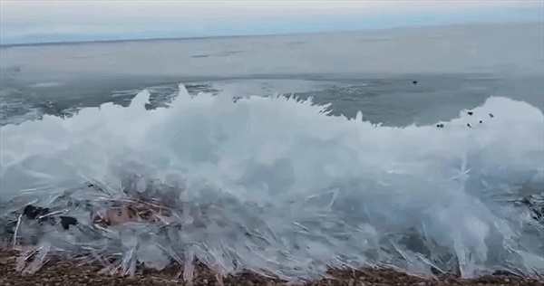 Hiện tượng kỳ lạ: Sóng đóng băng, vỡ tan như kính trên hồ nước ngọt lớn nhất thế giới