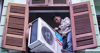 Vào mùa nóng, thợ sửa máy lạnh ở TP.HCM kiếm 100 triệu/tháng