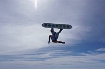 Lướt ván giữa bầu trời, người đàn ông lập kỷ lục thế giới