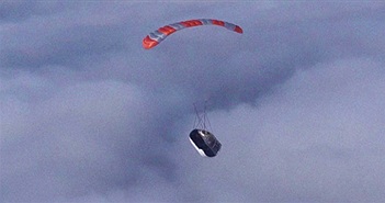 Cuối cùng SpaceX cũng bắt thành công mũi tàu vũ trụ bằng tấm lưới lênh đênh giữa biển