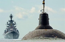 Đồ sộ chiến hạm hạt nhân Nga tiến vào sông Neva