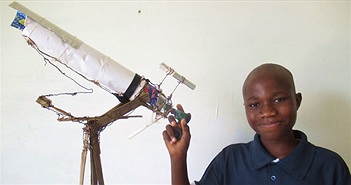 Với dây điện và vài lon nước ngọt, một cậu bé 12 tuổi tại Châu Phi đã chế tạo một chiếc kính thiên văn có thể quan sát được bề mặt của Mặt Trăng
