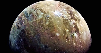 Kính viễn vọng không gian Hubble tìm thấy nước trên Mặt Trăng Ganymede của Sao Mộc