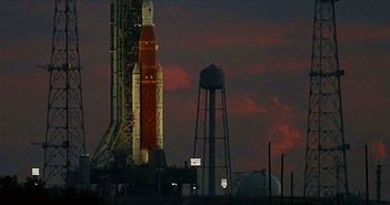 Tên lửa khổng lồ của Mỹ bị nứt, lùi chuyến bay lên Mặt trăng