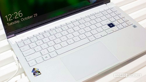 Samsung ra mắt laptop dùng màn hình QLED, sạc smartphone bằng touchpad